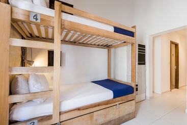 هتل Two Pillows Boutique Hostel