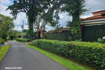 צימר Finca Paraiso Mountain Retreat Near San Jose Airport