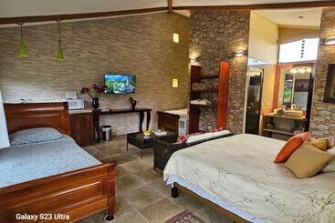 민박 Finca Paraiso Mountain Retreat Near San Jose Airport