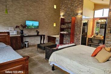 Bed and Breakfast Finca Paraiso Mountain Retreat Near San Jose Airport