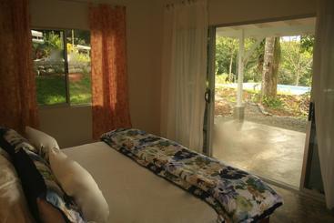 تختخواب و صبحانه Tree Of Life Cabinas