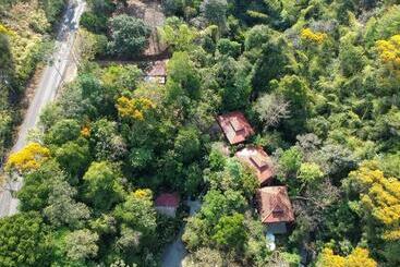 בית מלון כפרי Waterfall Villas