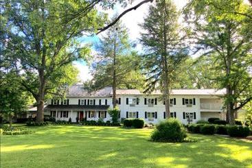 Отель Edgewater Inn & Riverside Grill