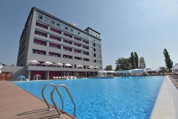 אתר נופש Beton Brut All Inclusive & Spa Hotel In Miracleon
