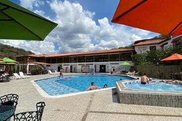 هتل La Montaña San Gil