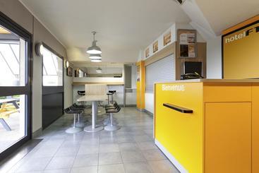 בית מלון כפרי First Eco Savigny Villemoisson Centre Commercial Carrefour