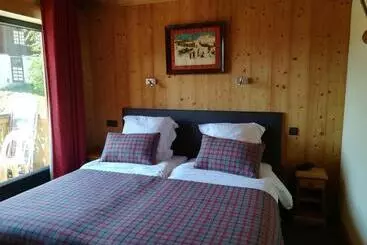 هتل Hôtel Chalet Les Ecureuils Restaurant, Sauna & Spa Garage