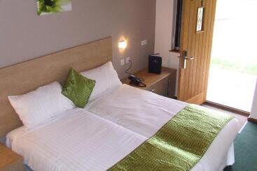 هتل Calderfields Golf & Country Club