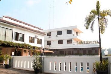 호텔 Front One Resort Yogyakarta