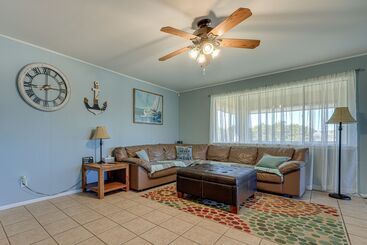 Dom wiejski Home W/ Sunroom & Fire Pit   Near Canyon Lake!