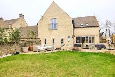 Cabane The Bourton On The Water Place Lovely 5bdr House With Parking + Garden