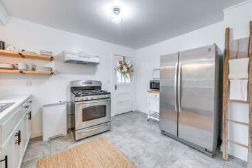 بيت ريفى Charming Virginia Retreat W/ Covered Porch & Yard!