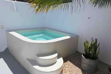 Majatalo Cave At White Rock