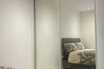 レジデンス Immaculate 4 Bed House In Horley