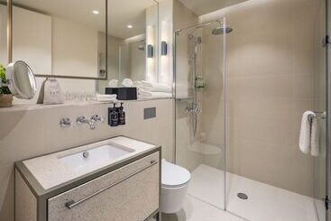 בית מלון כפרי Dao By Dorsett North London