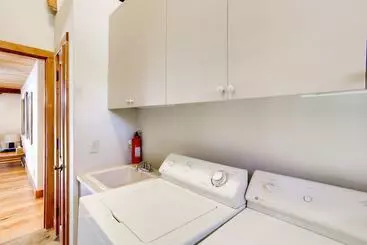 Mökkimajoitus Mountain Village Marvel W/ Hot Tub & Home Gym!