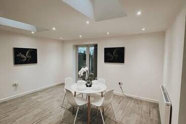 דירת נופש Stunning 3 Bed House In Oldbury