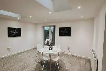 Residència Stunning 3 Bed House In Oldbury