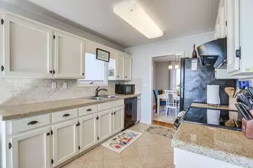 コテージ Riverfront Wilsonville Home W/ Dock & Fire Pit!