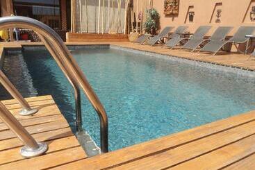 Hotelli Es Pueblo De Tierra