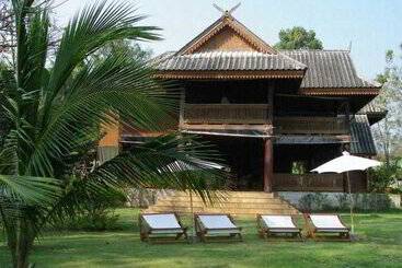 هتل Ruenthairimhaad Resort