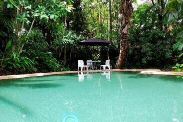 Hotel Travellers Paradise