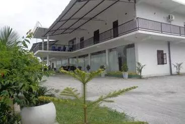 Hotelli Bee And Birds