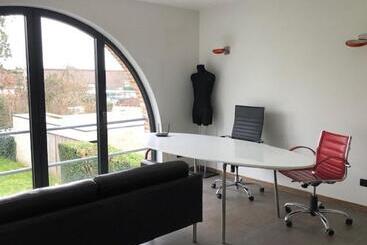 تختخواب و صبحانه Work, Relax, Sleep In Modern Villa