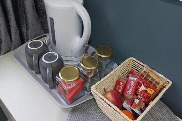 膳宿费 The Corner House Longford Town