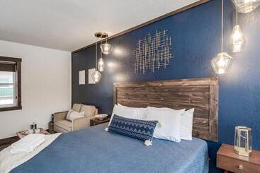 The Harbor Hotel Chic, Retro