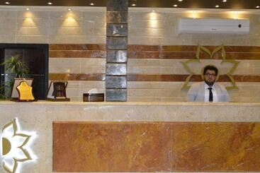 Al Bustan Crown Hotel 2