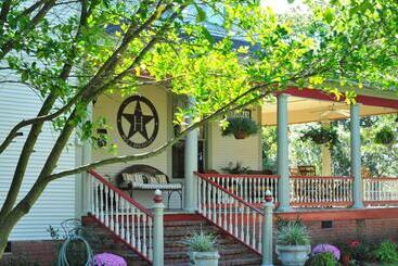 Hardeman House Bed And Breakfast