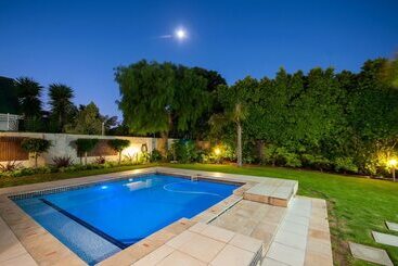 פנסיון Millard Crescent Guest House