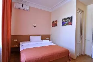 Albert House Hotel And Tours