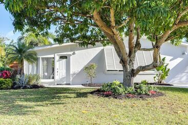 Cabane Bright Home W/ Sauna & Deck: 1 Mi To Dtwn Stuart!