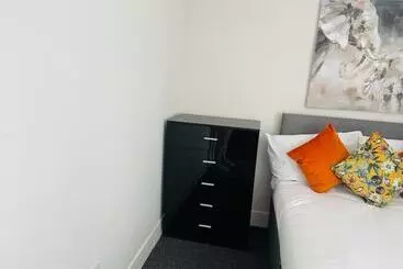 Residence Remarkable 4 Bed House In Bootle, Liverpool