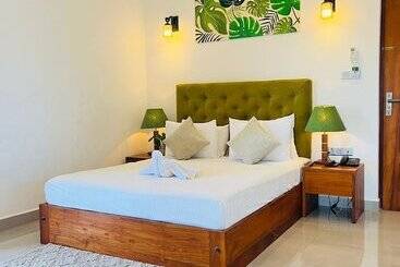 J Leaf Hotel By Blue Bird