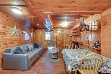 کلبه Laconia Cabin W/ Grill: 2 Mi To Weirs Beach!