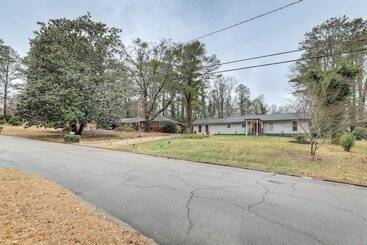 Mökkimajoitus Spacious Stone Mountain Home W/ Private Pool!