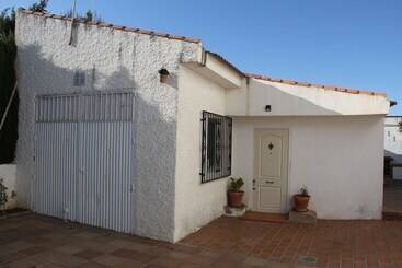 کلبه Studio Tropical