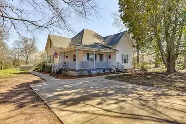 Mökkimajoitus The Farmhouse  In Fort Lawn W/ Fire Pit & Deck!