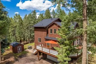 Mökkimajoitus Woodland Park Chalet W/ Deck, Grill & Mtn Views!