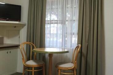 Ten Dollar Town Motel