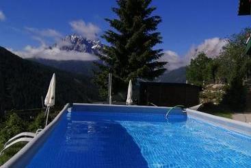 בית מלון כפרי Almhof