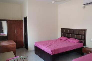 پانسیون Six Star