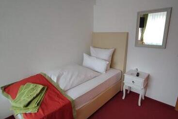 펜션 Room In Guest Room   Comfortable Single Room With Shared Bathroom And Kitchen