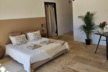 تختخواب و صبحانه Guest Room 1501
