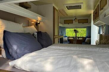 Bed and Breakfast Vintage Glamping Caravan Stadstuin Goedereede