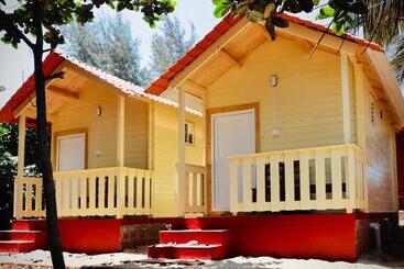 هتل Famstel Beach Stay By Trippr