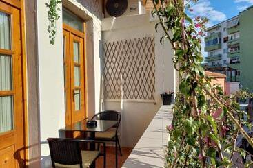 تختخواب و صبحانه Godard Apartments